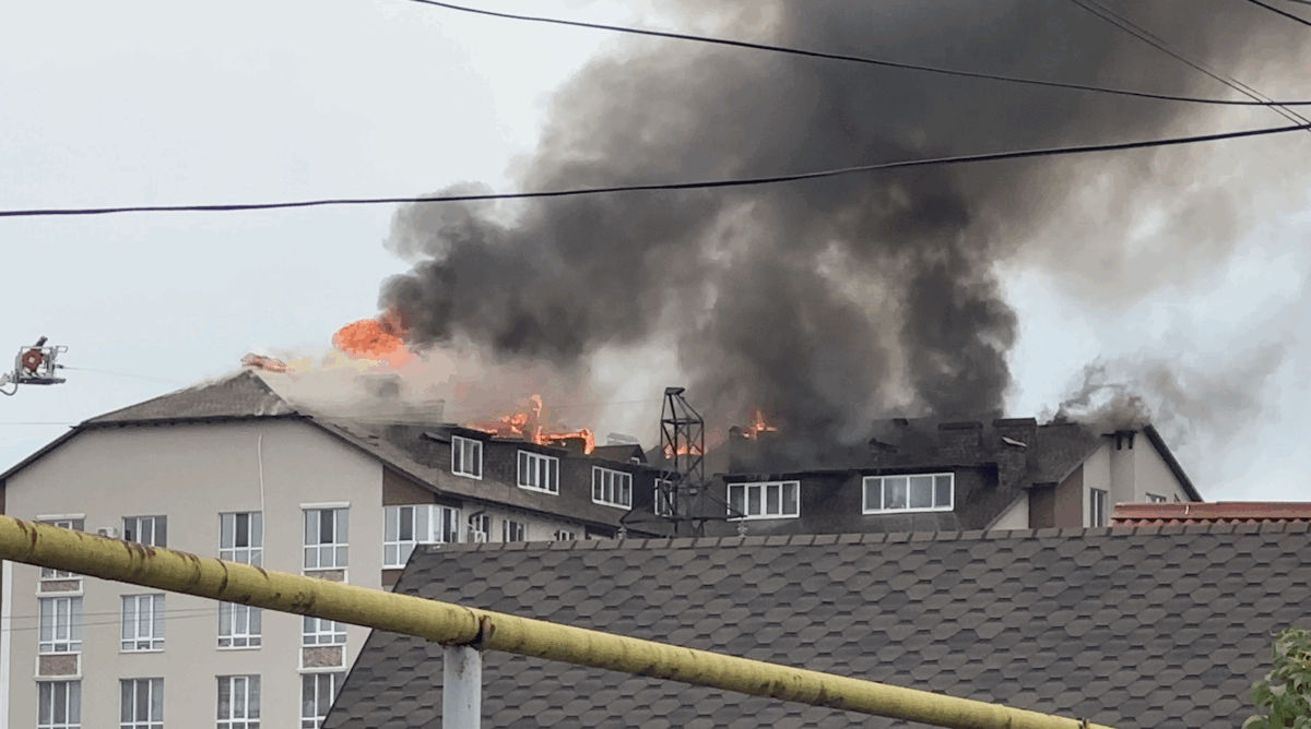 Incendiu devastator într-un bloc de locuințe din Durlești. Mansarda a fost cuprinsă de flăcări. Video