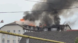 Incendiu devastator într-un bloc de locuințe din Durlești. Mansarda a fost cuprinsă de flăcări. Video