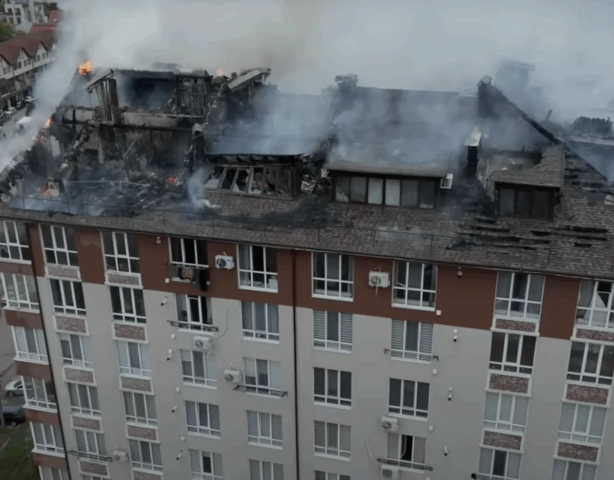 Incendiu violent la un bloc din Chișinău: 16 persoane intoxicate și zeci de oameni rămași pe drumuri