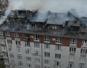 Incendiu violent la un bloc din Chișinău: 16 persoane intoxicate și zeci de oameni rămași pe drumuri