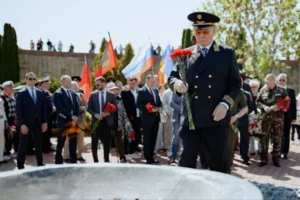 Rușii ne sfidează deschis chiar la noi acasă. Ceremonie cu drapele sovietice, imn rusesc și omagii aduse armatei roșii