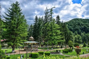 Stațiunea fermecată din Carpați. Izvoarele sale miraculoase sunt apreciate în toată lumea