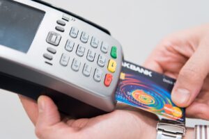 Credincioșii pot dona acum cu cardul. POS-ul instalat într-o biserică din România face valuri