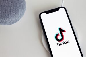 Lupta cu propaganda rusă de pe reţele. Autorităţile de la Chişinău au solicitat blocarea a sute de conturi pe TikTok