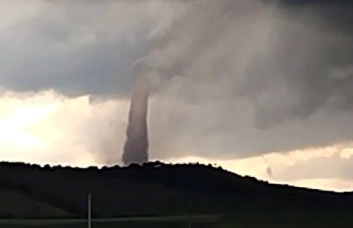 Tornadă într-un județ din România. Autoritățile au emis un mesaj RO-Alert de vreme extremă. Video-Foto