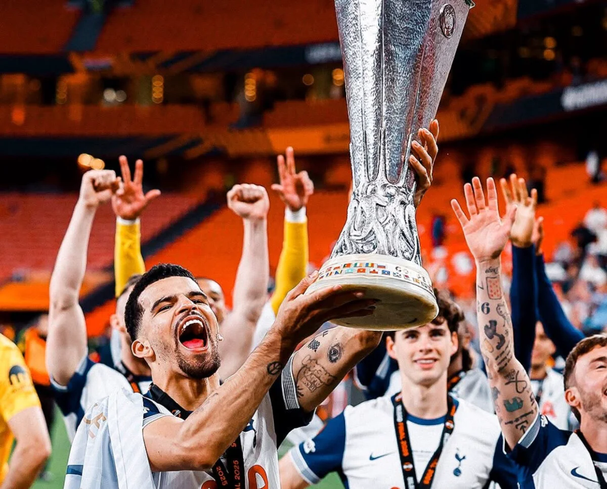 Tottenham a primit medaliile Ligii Europa. Cum a apărut Radu Drăgușin