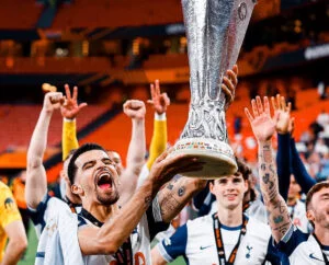 Tottenham a primit medaliile Ligii Europa. Cum a apărut Radu Drăgușin