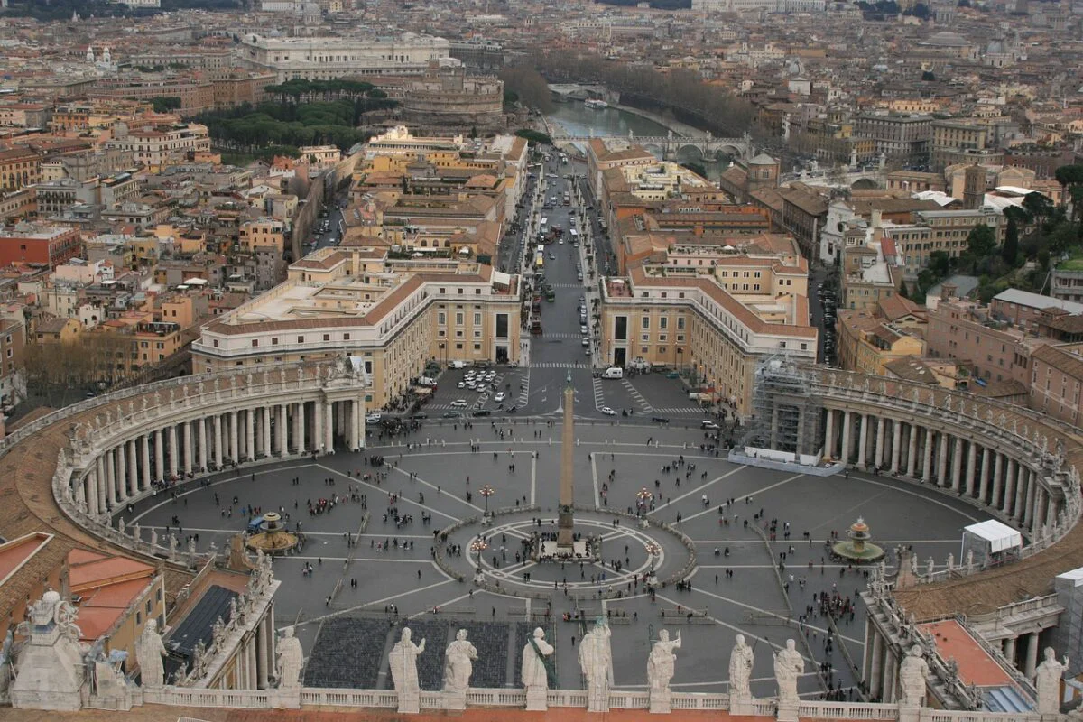 Ultimele pregătiri pentru conclavul papal. Cardinalii electori au ajuns la Roma
