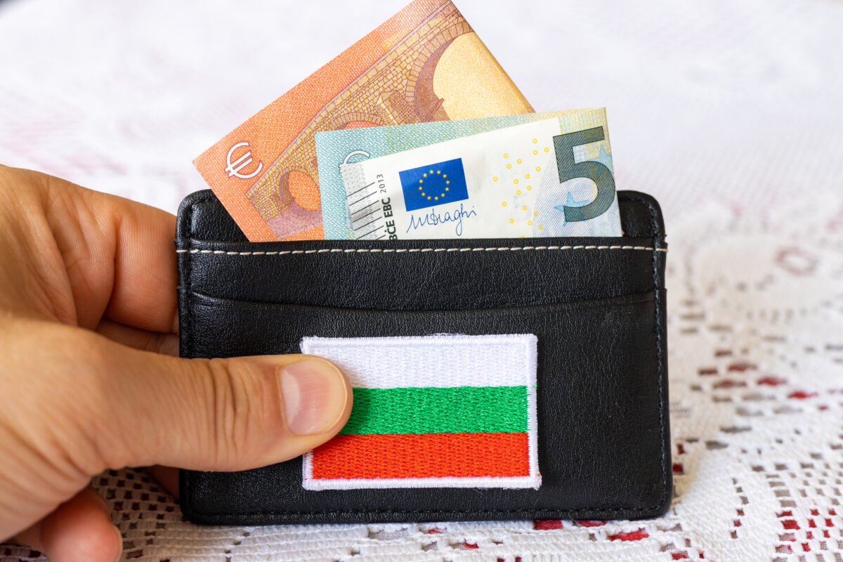 Creșteri salariale considerabile, în Bulgaria. N-au datorii ca România