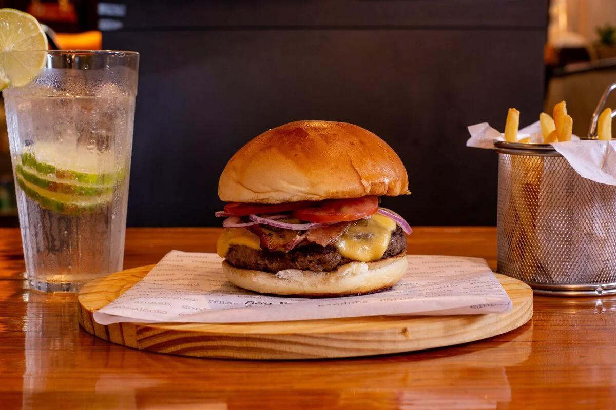 Cea mai simplă rețetă de burger făcut acasă. Gust perfect, fără efort