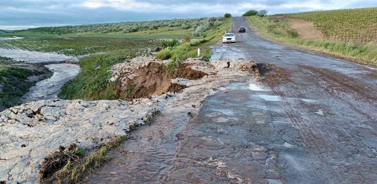 Traseul Vulcănești-Slobozia Mare, inundat în urma ploilor puternice. Riscul de derapaj sau blocare rămâne ridicat