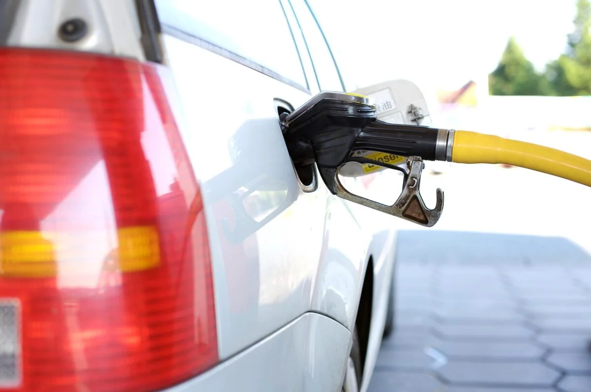Vești bune pentru șoferi. Motorina atinge cel mai scăzut preț din ultimii trei ani. Se ieftinește și benzina
