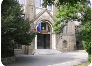 Directoarea unei școli din Timișoara, repusă pe funcție de Tribunal