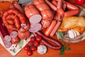 Salamul se scumpește: Prețurile mezelurilor cresc cu până la 30%