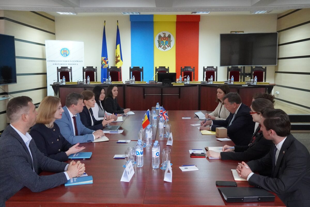 CEC invită parlamentari britanici să observe alegerile din Republica Moldova