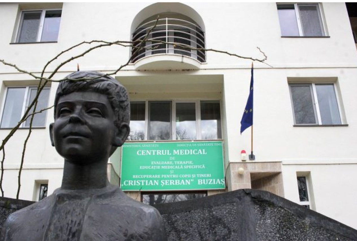 Tânărul care după 15 ani a început să meargă, refuzat în străinătate