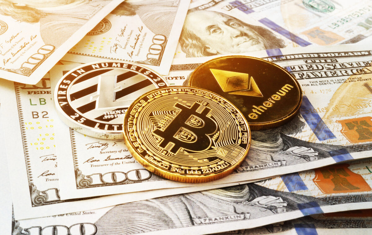 Trump și-a propus să strângă milioane de dolari din criptomonede și tokenuri meme
