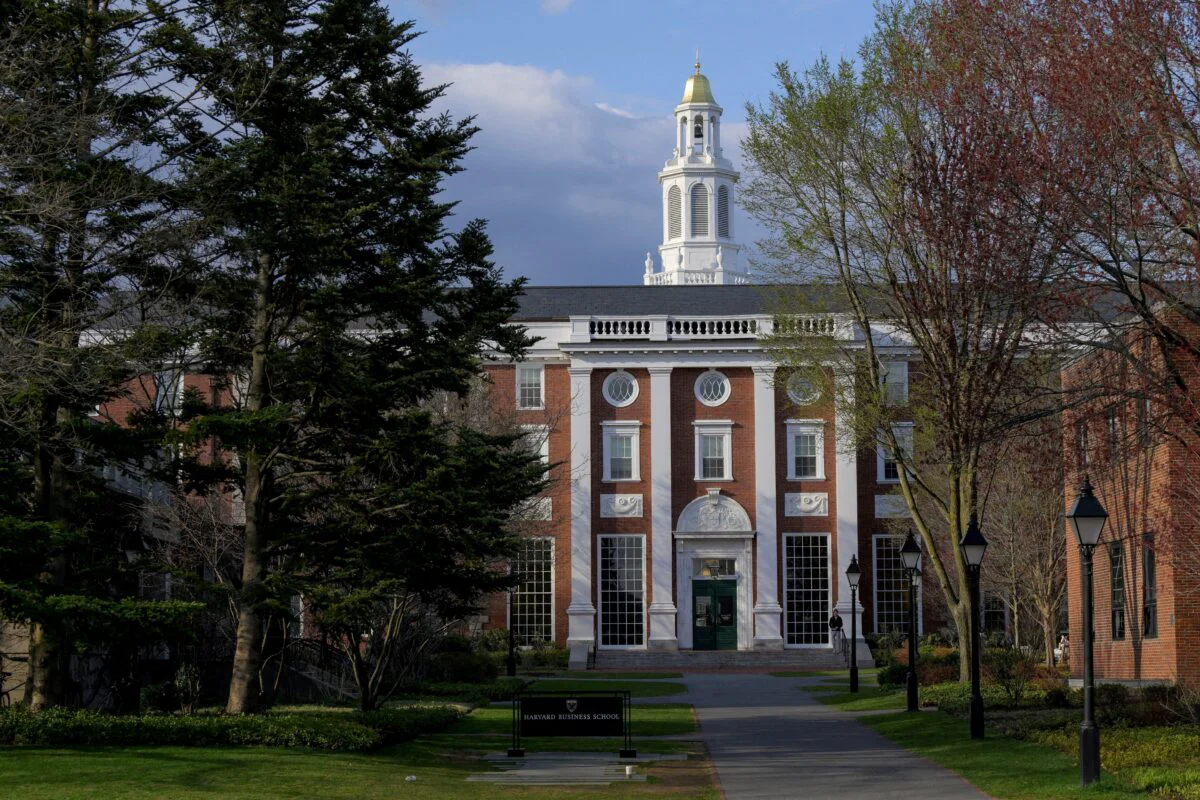 Administraţia Trump retrage Universităţii Harvard dreptul de a primi studenţi străini