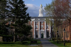 Administraţia Trump retrage Universităţii Harvard dreptul de a primi studenţi străini