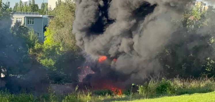 Incendiu de proporții în Capitală. Cinci echipaje de pompieri au intervenit de urgență