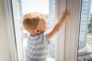 Părinții, avertizați: Tot mai mulți copii cad de la ferestre în sezonul cald