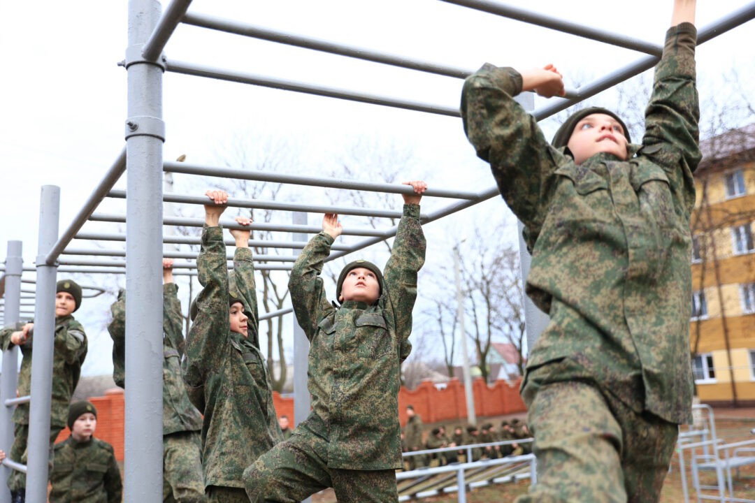 Educație cu armă în mână: Elevii din regiunea transnistreană, pregătiți să fie loiali Rusiei