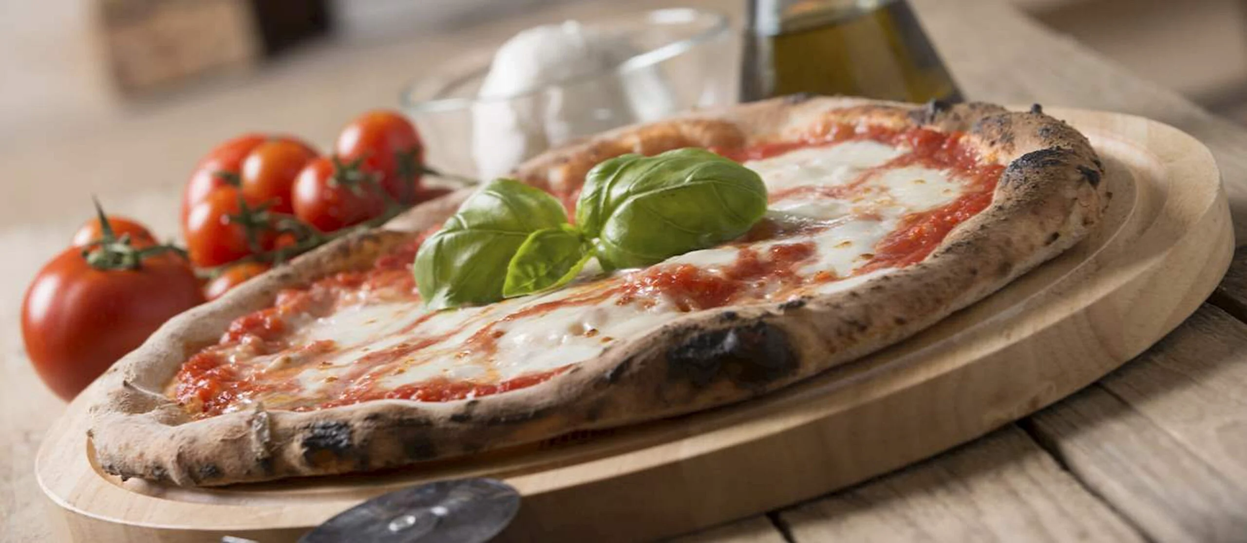 Pizza napoletană, moștenirea Italiei. Povestea, tradiția și rețeta originală