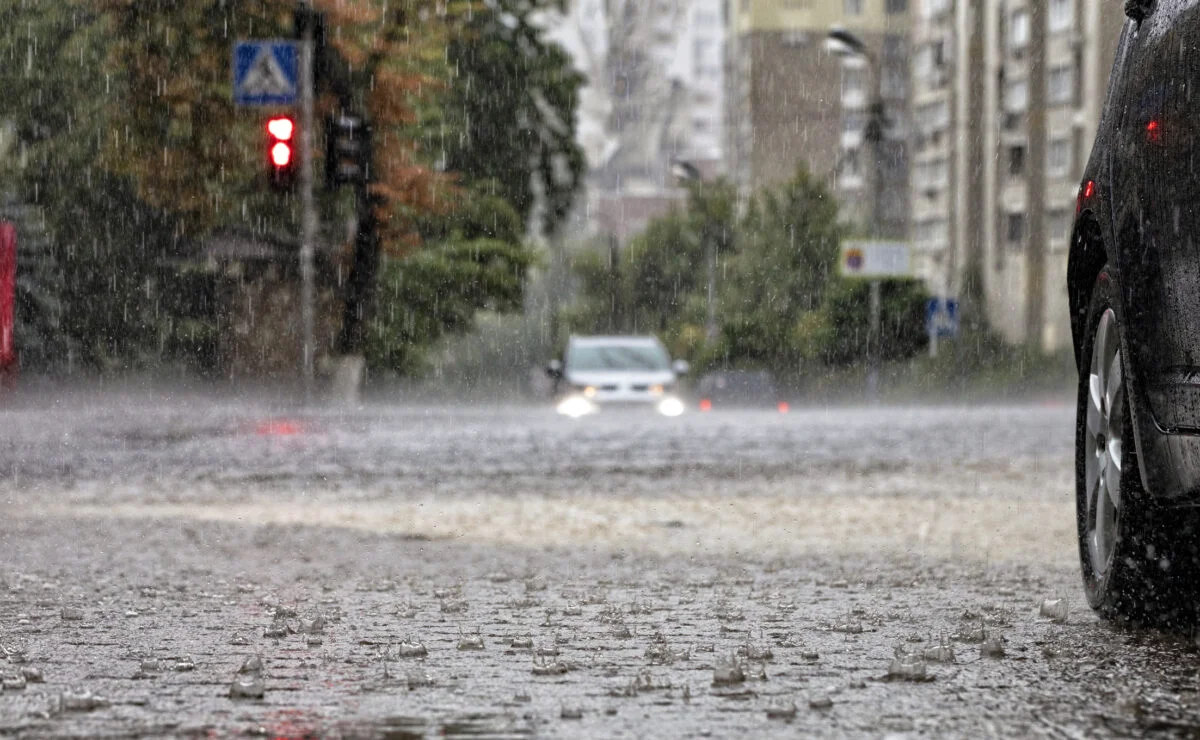 Vremea severă mai ține câteva zile. Va fi un an fără vară? Ce știe ANM