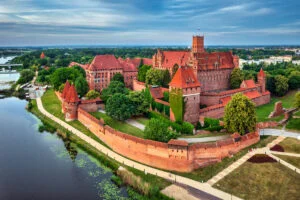 La patru ore distanță de București se află cel mai mare castel din lume, construit de Cavalerii Teutoni