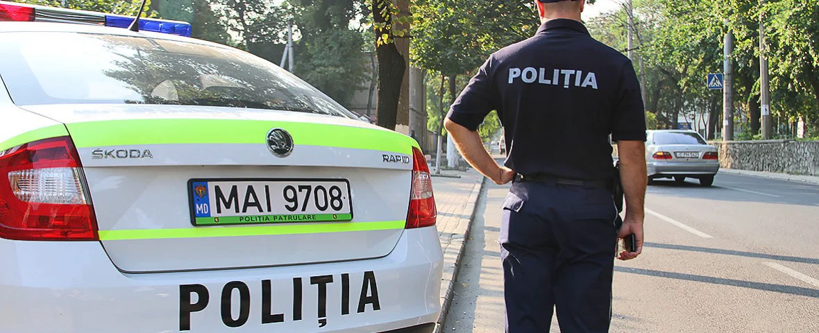 Un polițist din Chișinău, îmbrâncit și mușcat de deget. Suspectul, reținut pentru 72 de ore