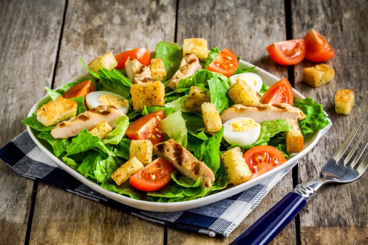 Salata supercunoscută, cu origini neașteptate. Rețeta originală e puțin cunoscută