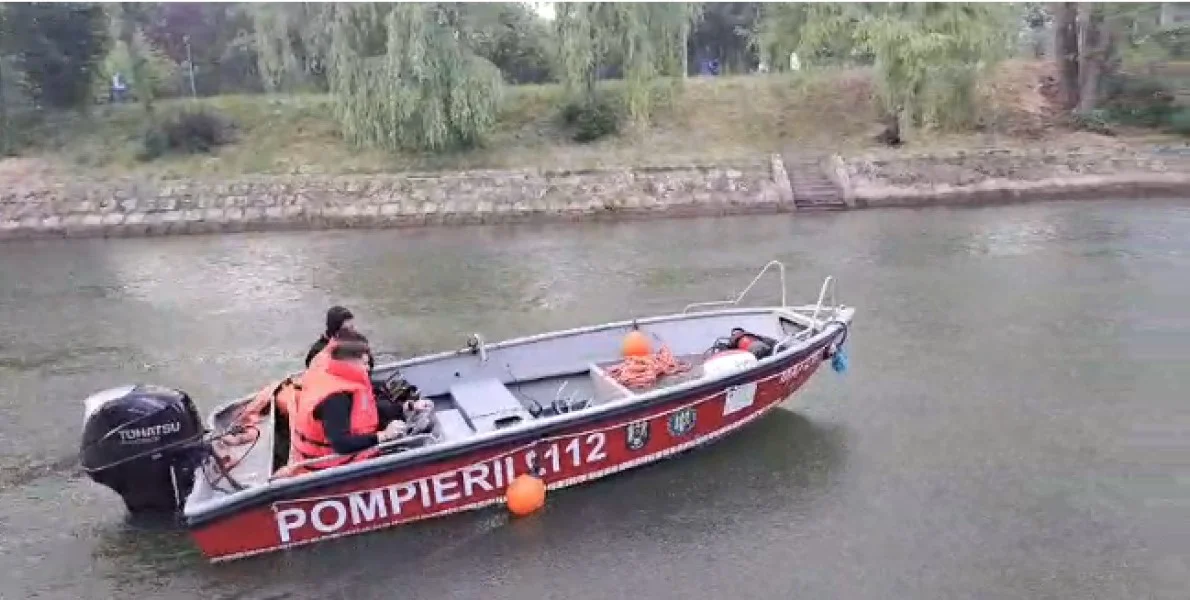 Un bărbat s-a aruncat în Bega, din zona Podului Îndrăgostiților. A fost găsit mort de scafandri