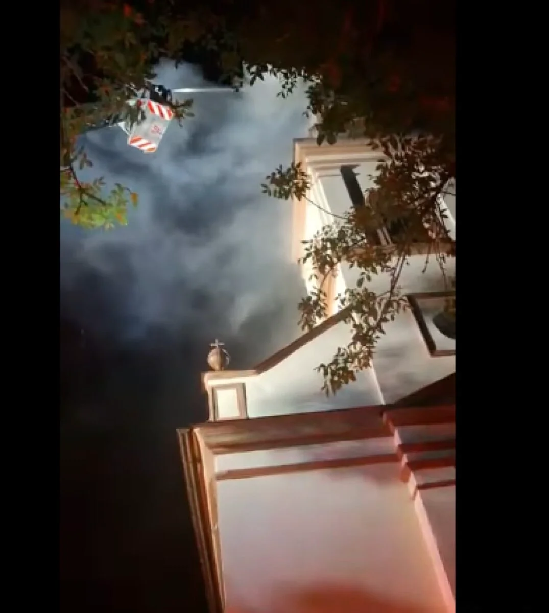 Doi oameni, loviți de trăsnet. Turla unei biserici a luat foc