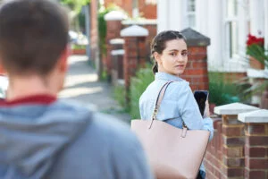 Panică în Capitală. Un bărbat urmărește femei și le înțeapă
