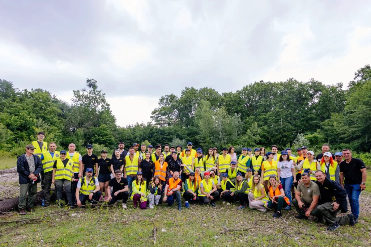 Gesturi simple care contează pentru un viitor mai bun. Peste 15 tone de deșeuri colectate în cadrul campaniei de ecologizare a BAT România în pădurea Plopeni, județul Prahova