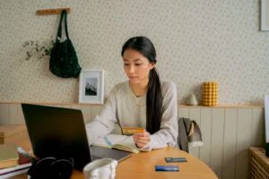 Carduri de debit: un mod simplu și rapid de a deține controlul finanțelor tale