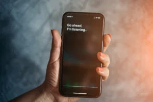 Apple, dată în judecată de acționari. Progresul inteligenței artificiale, sub semnul întrebării