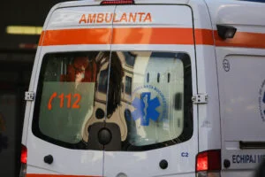 Bătaie între doi sportivi în Bacău. Unul dintre tineri a fost transportat la spital