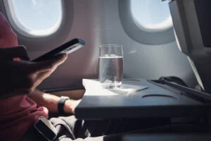 De ce e apa din avion atât de scumpă. Dezvăluirile surprinzătoare ale unei foste stewardese