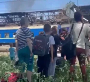 Trupele lui Putin, lovituri asupra unui tren din Ucraina. Nouă morți și zeci de răniți