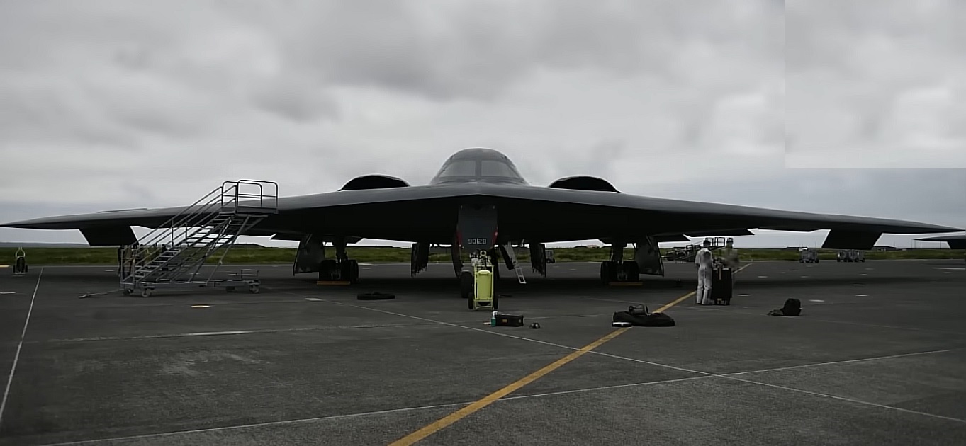 Midnight Hammer - Lovitura seismică a Americii: 15 ani de umbre, o clipă de foc