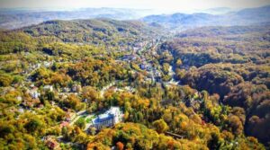 Unic în Europa. Stațiunea din România unde apele nu sunt doar pentru relaxare