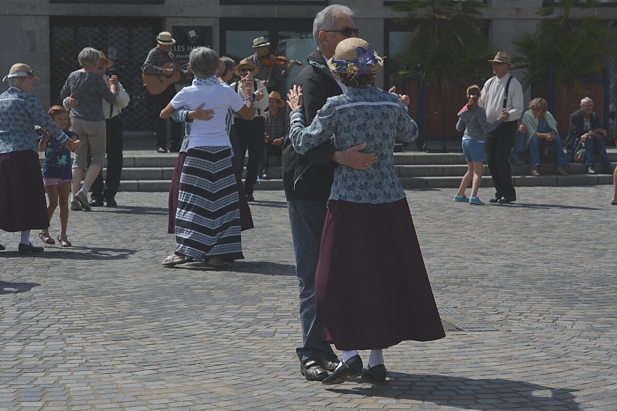 Dansul bate întunericul. Cum au sfidat oamenii penele de curent
