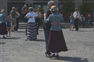 Dansul bate întunericul. Cum au sfidat oamenii penele de curent