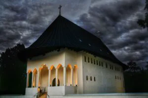 Episcopia Oradea încearcă evacuarea în instanță a preotului caterisit Ciprian Mega