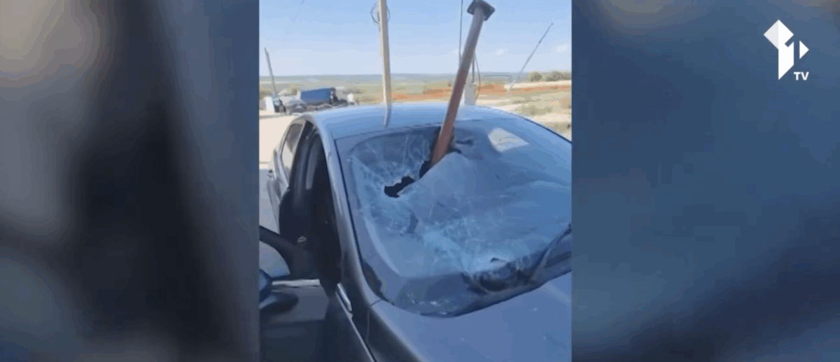 Șantier de construcții, pericol public: O bară de fier a străpuns o mașină în mers, la Durlești