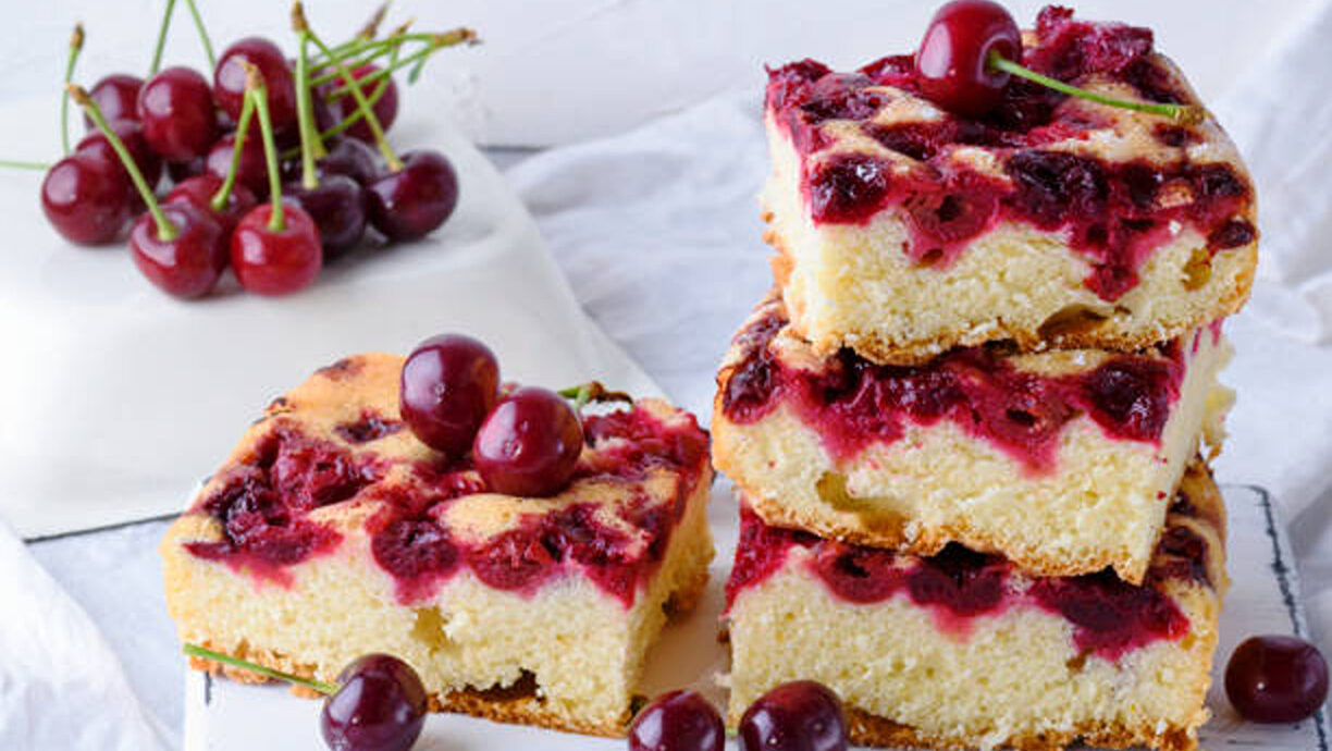 Rețetă de chec grecesc cu cireșe. Un desert care e în topul sezonului de vară