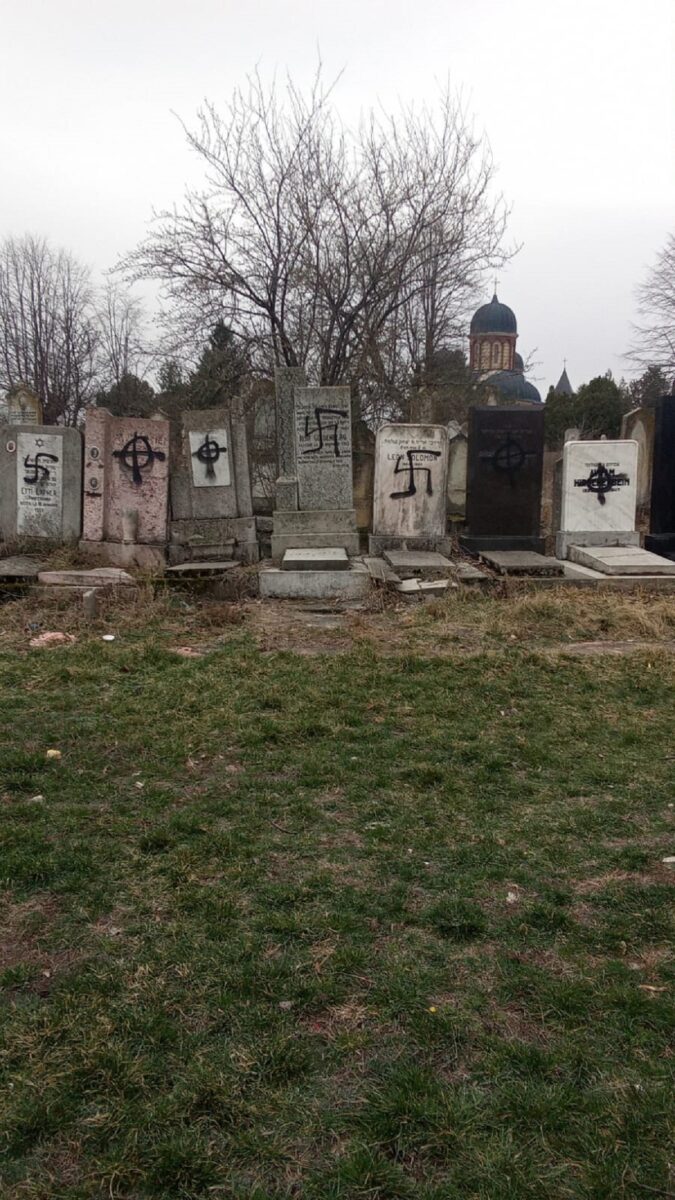 Tânăr din Bacău, trimis în judecată pentru vandalizarea Cimitirului Evreiesc cu simboluri fasciste