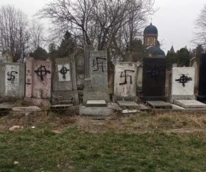 Tânăr din Bacău, trimis în judecată pentru vandalizarea Cimitirului Evreiesc cu simboluri fasciste