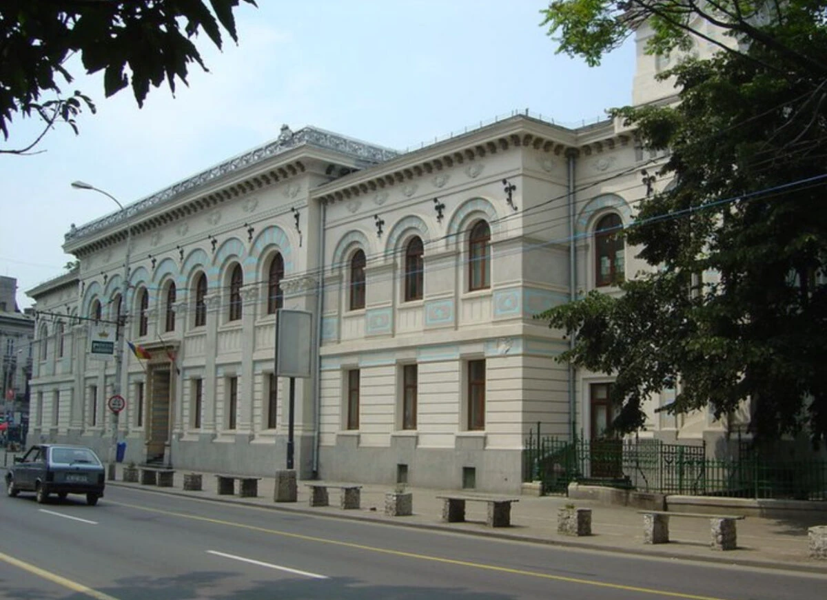 Revoltă a părinților la C.N. „Lazăr”. Acuzații de incompatibilitate pentru o profesoară